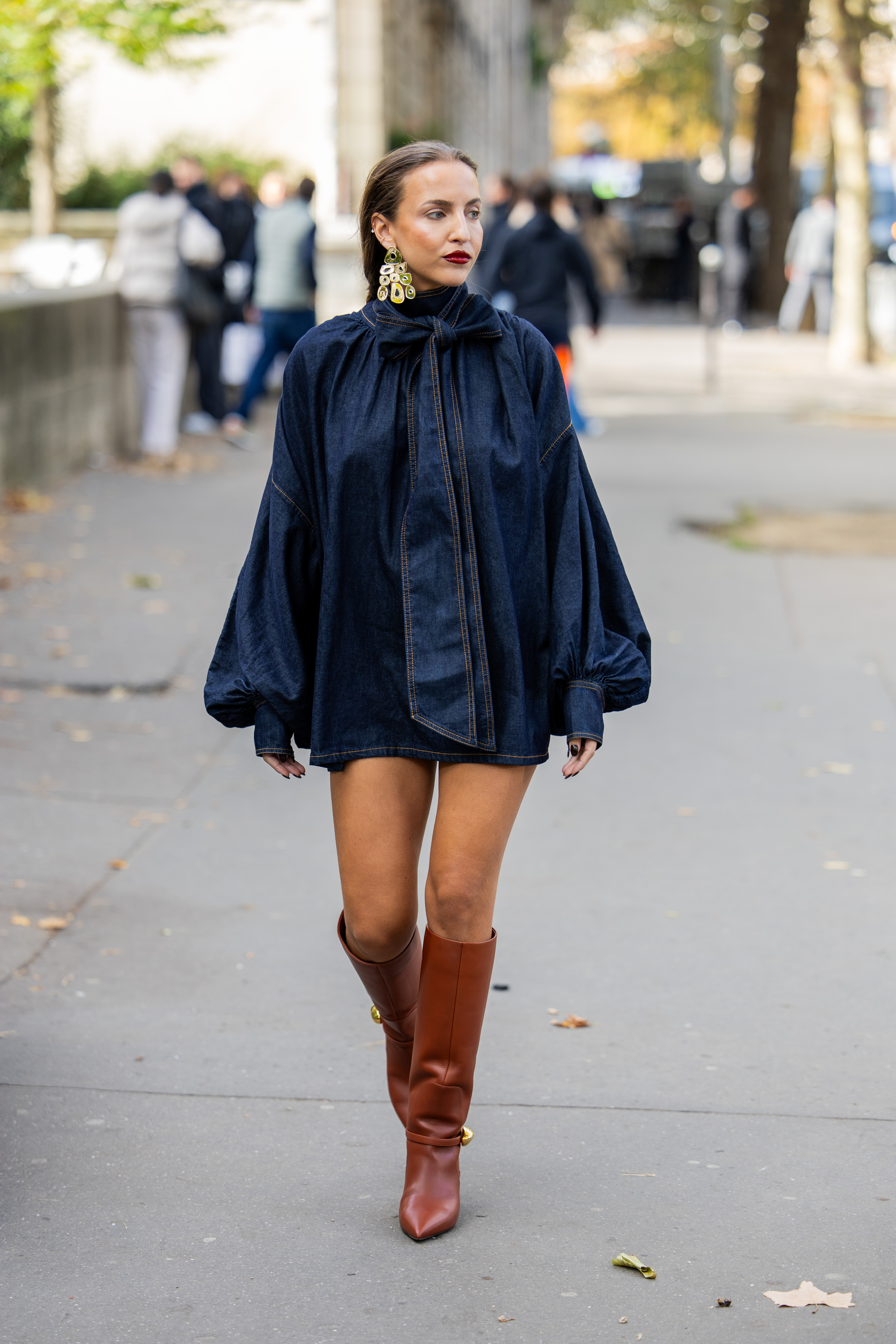 Carla Ginola lleva un vestido vaquero, botas marrones y pendientes dorados fuera de Zimmermann durante la Semana de la Moda de París Primavera/Verano 2025.