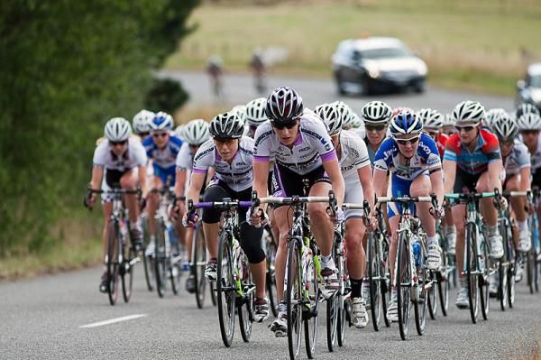 The chasing peloton shortly after the feed on Limeworks Hill.
