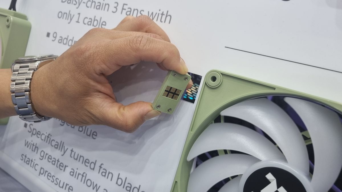 The magnetic connector for Thermaltake's linked fan system