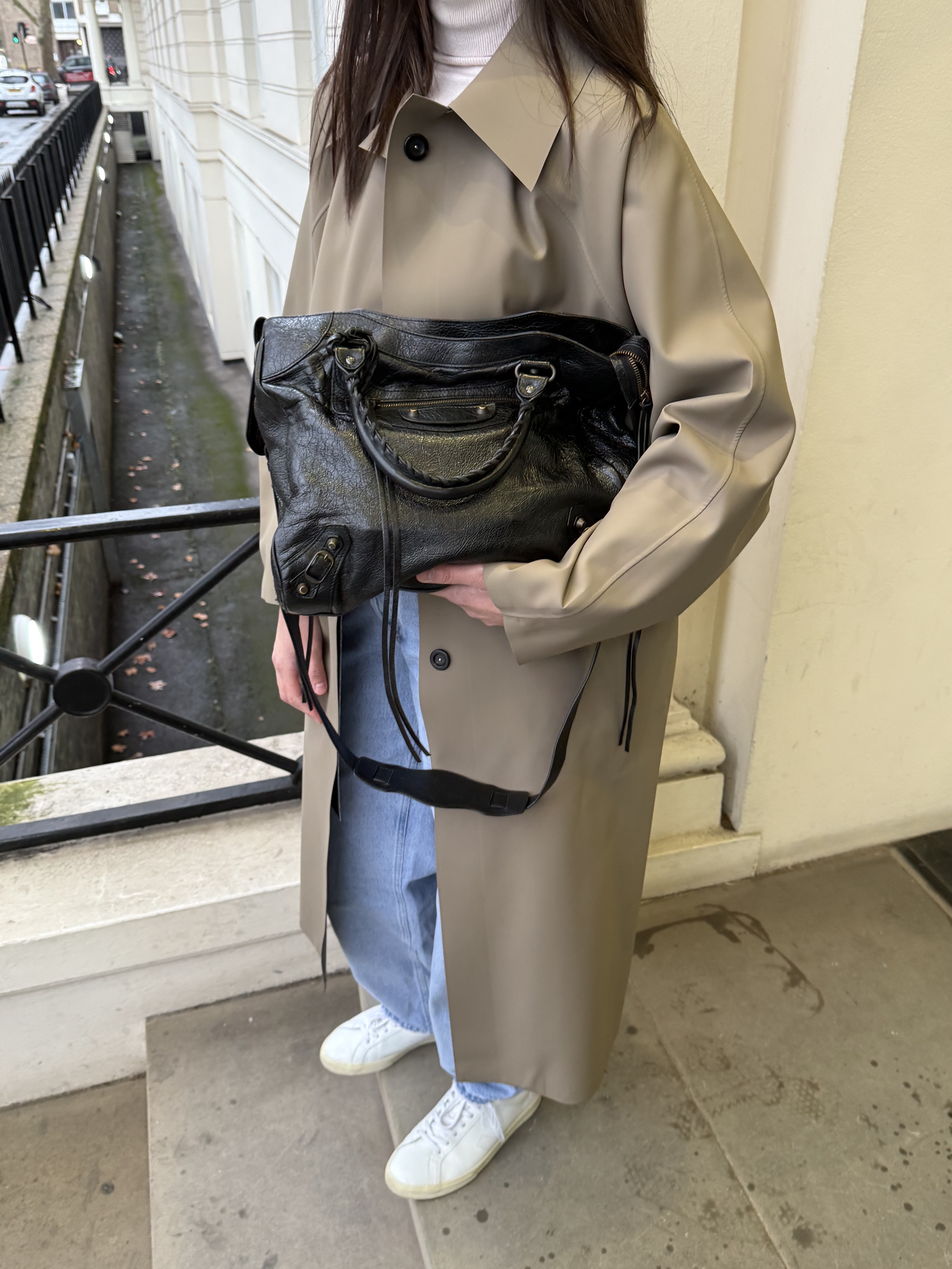 An image ofBest Knockoff Luxury Clothing
 UK junior branded content editor, reviewing the Balenciaga city bag.