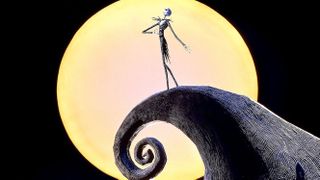 Jack Skellington står uppe på en kulle framför en fullmåne och sjunger i The Nightmare Before Christmas.