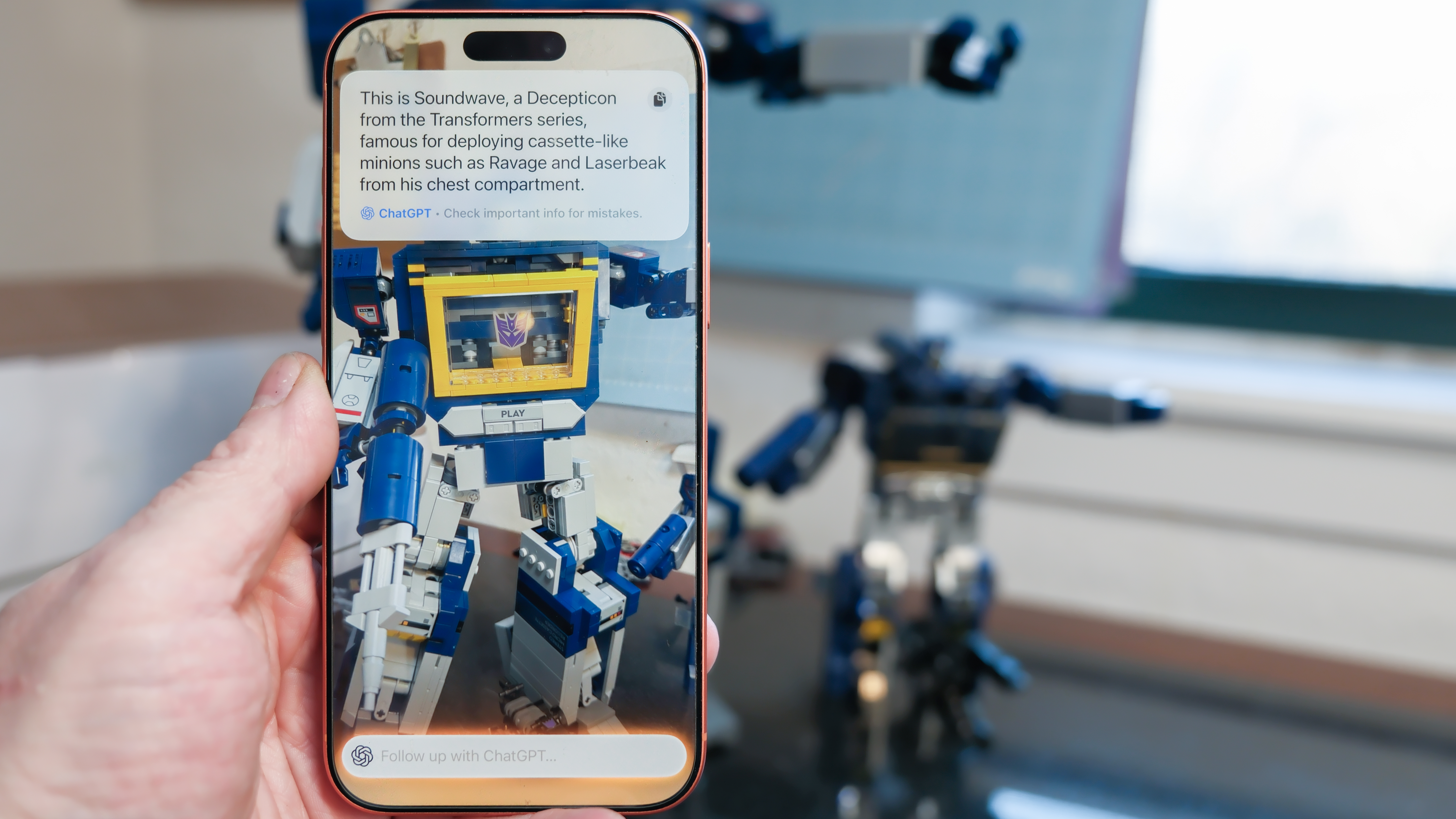 En person som anv&auml;nder Camera Control-knappen p&aring; en iPhone 17 Pro Max.