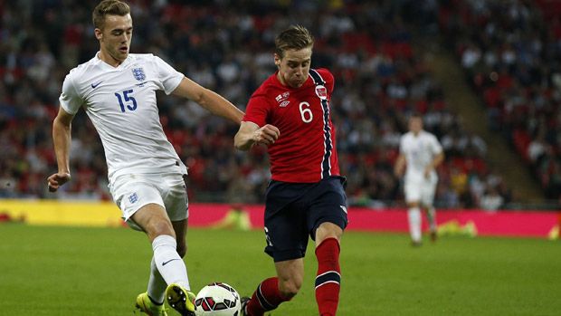 England&amp;#039;s Calum Chambers and Norway&amp;#039;s Stefan Johansen