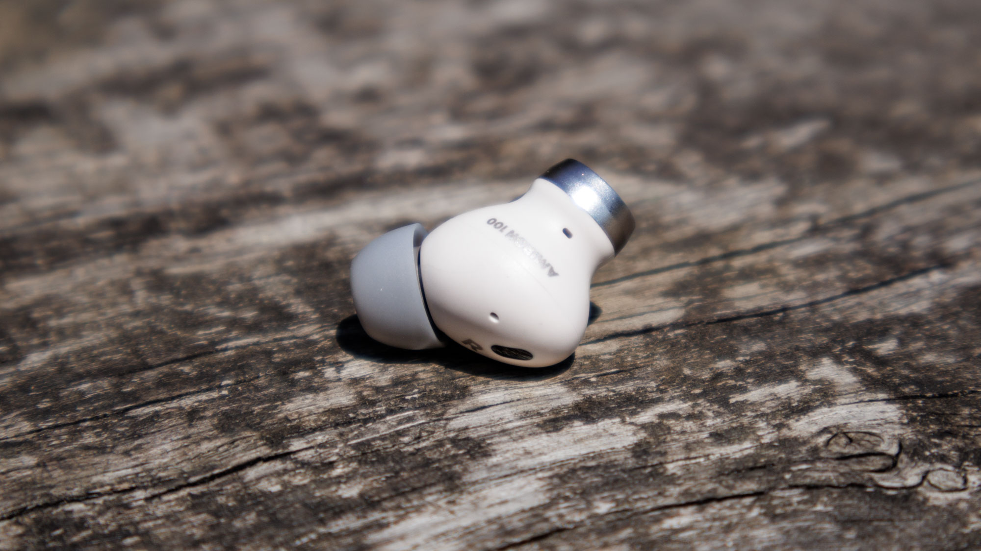 Beyerdynamic Amiron 100 closeup of bud
