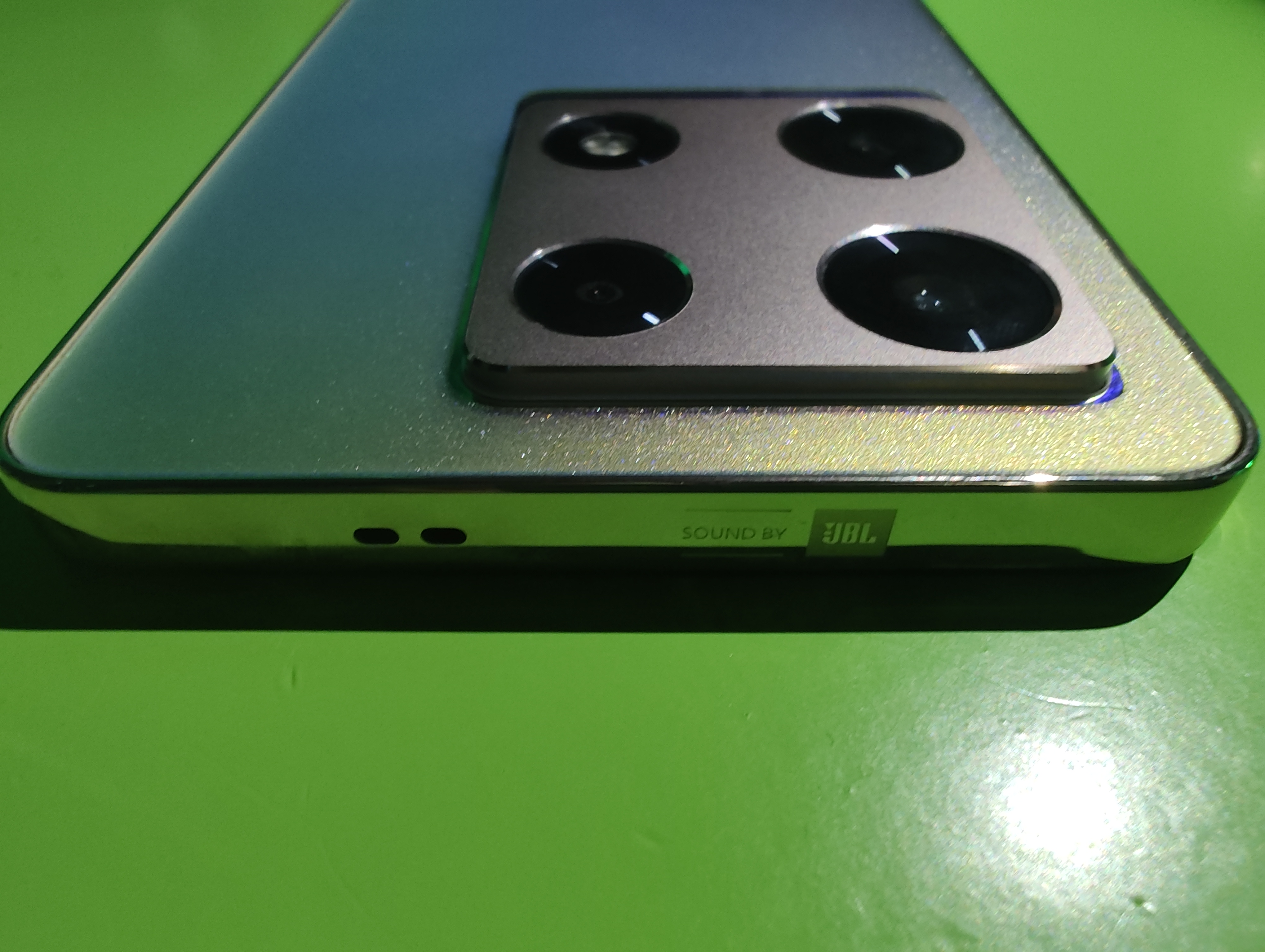 Infinix Note 30 Pro, con sonido estéreo de JBL