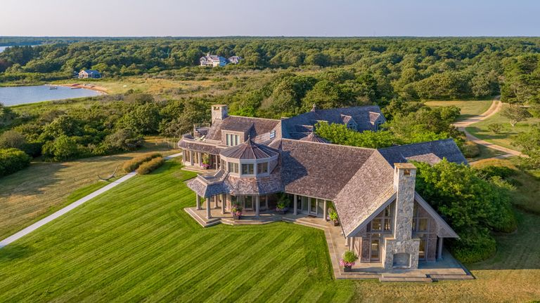 7 Bedrooms, A Pool & Private Beach: See Inside The Obama's New House