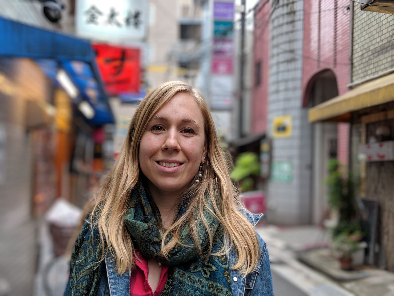The bokeh effect looks good, but doesn't carry consistently across the background