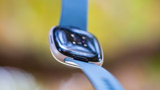 Close-up on Fitbit Versa 4 band clasp