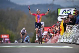 Demi Vollering winning La Flèche Wallonne in 2023