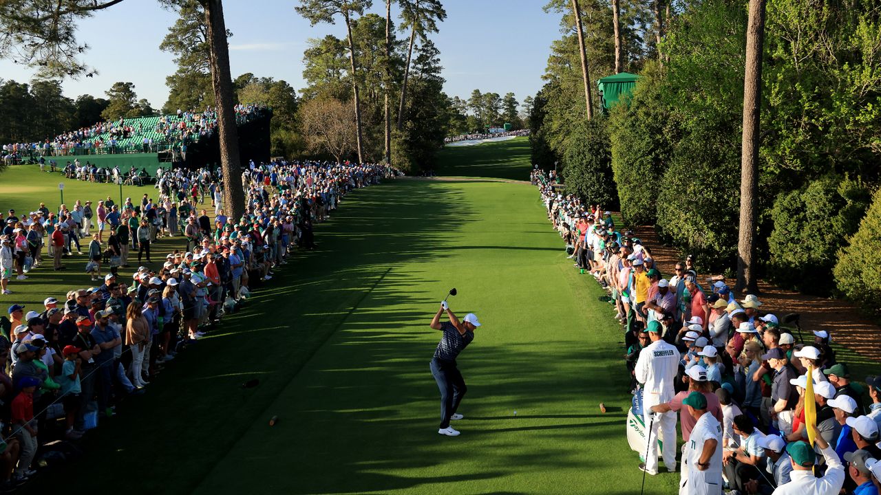 Scottie Scheffler hits his tee shot on the 18th hole during the 2022 Masters