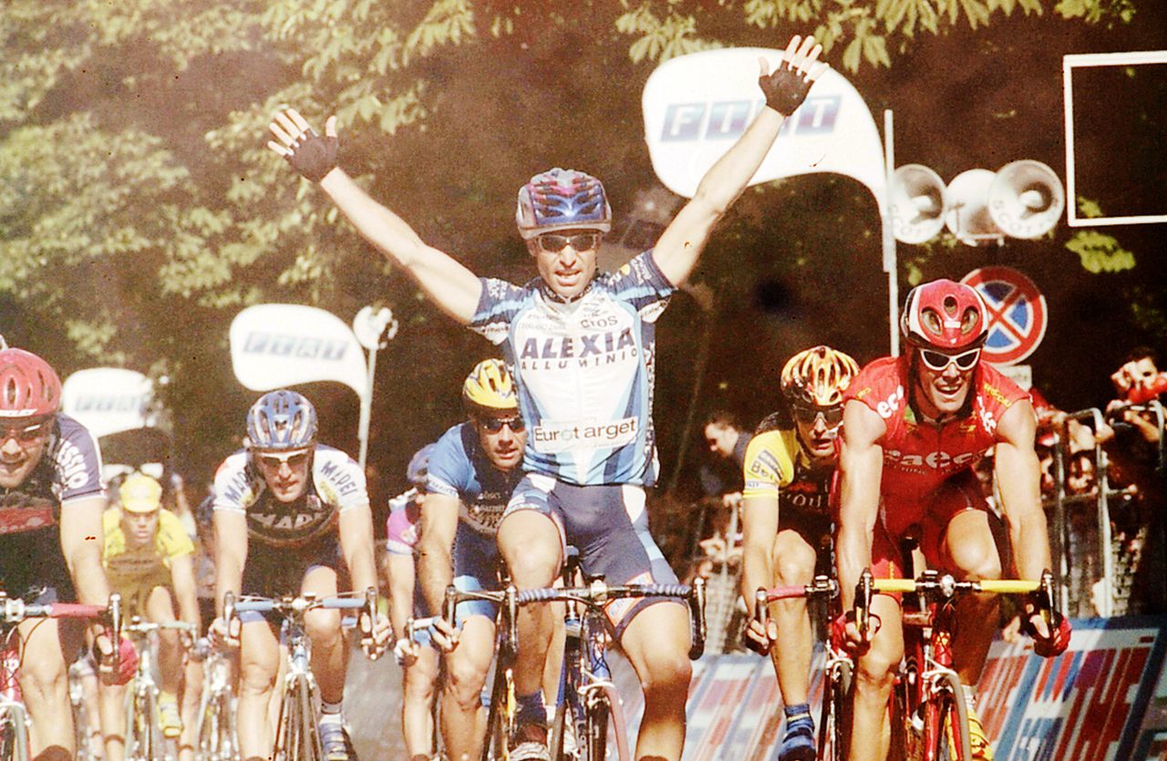 Ivan Qaranta beats Cipollini on stage 16 of the 2001 Giro