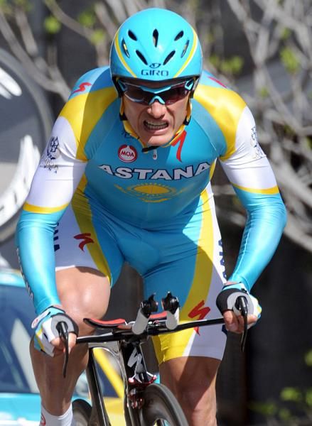Alexandre Vinokourov (Astana) gives it 100 percent.