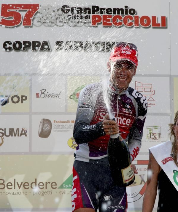 Let her rip! Philippe Gilbert gets to work on the champagne.