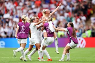 LONDON, ENGLAND - JULY 31: Chloe Kelly of England celebrates with her team after scoring her sides second goal during the UEFA Women's Euro 2022 final match between England and Germany at Wembley Stadium on July 31, 2022 in London, England. (Photo by Naomi Baker/Getty Images)