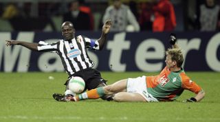 BREMEN, GERMANY - FEBRUARY 22: Lilian Thuram (L) of Juventus and Tim Borowski (R) of Bremen fight for the ball during the UEFA Champions League round sixteen first leg match between Werder Bremen and Juventus at the Weser Stadium on February 22, 2006 in Bremen, Germany. (Photo by Martin Rose/Bongarts/Getty Images)