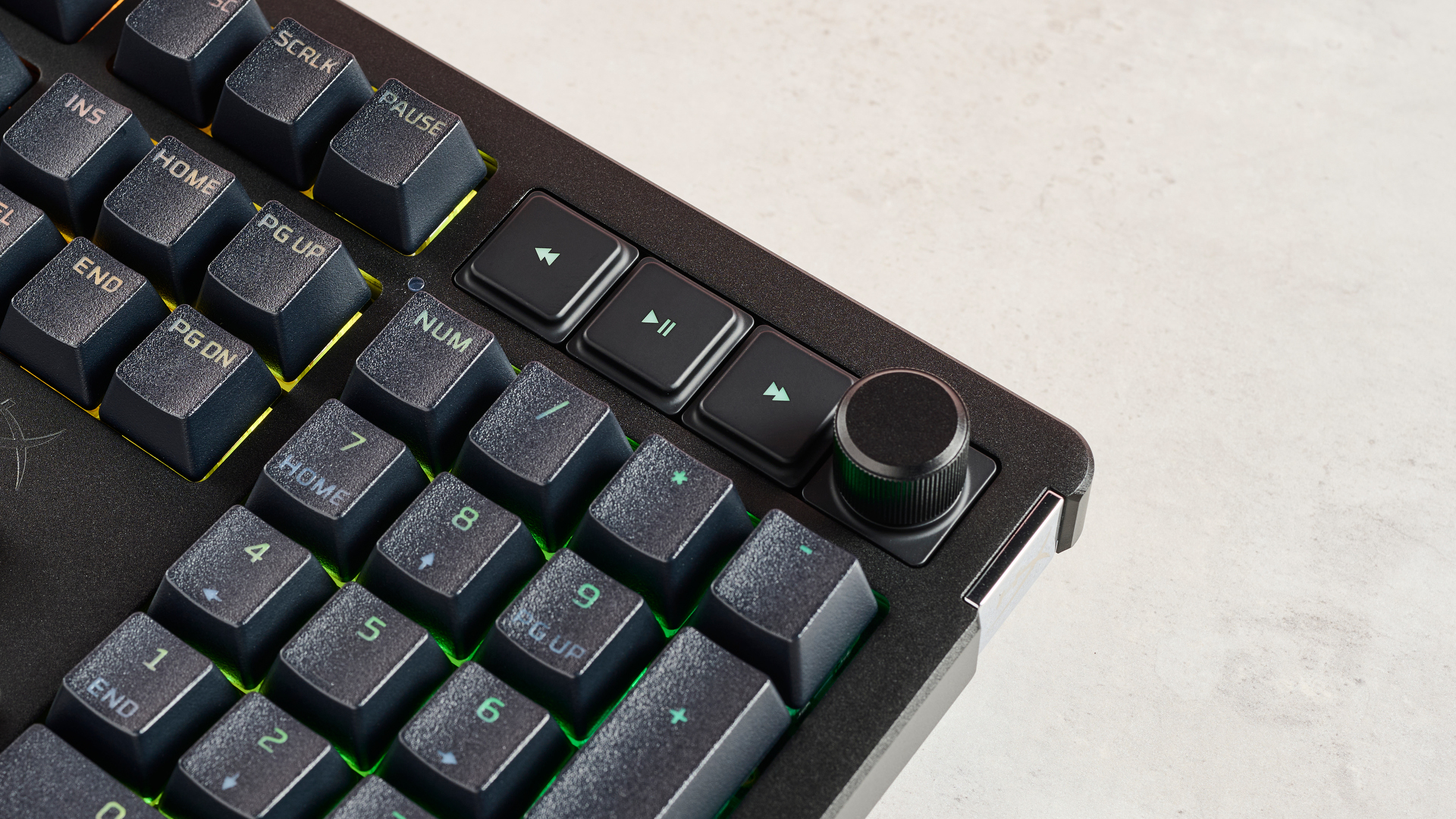 Primer plano del botón giratorio del teclado HyperX Alloy Rise