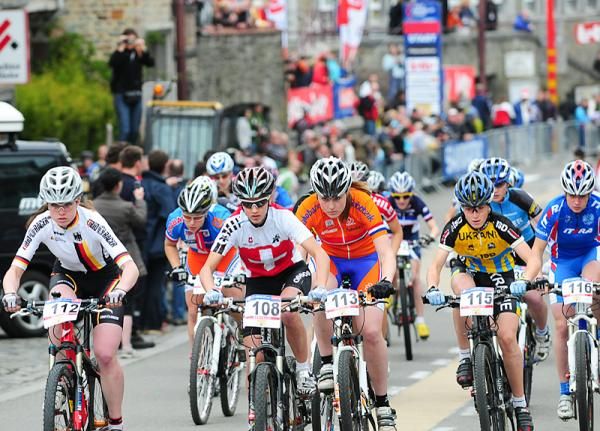 Johanna Techt (Germany) (left) helps lead out the start.