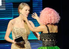 Taylor Swift and Nicki Minaj at the 2011 American Music Awards