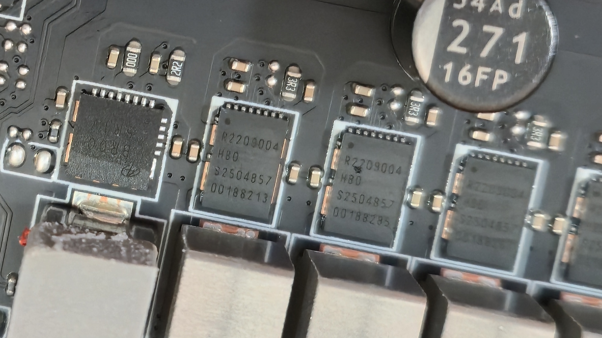 MSI X870E Godlike X - ICs