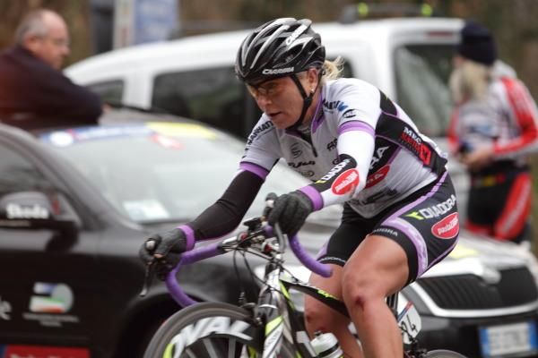 Olga Zabelinskaya (Diadora Pasta Zara) crashed whilst slightly ahead of the lead bunch, she chased back within a few kilometres