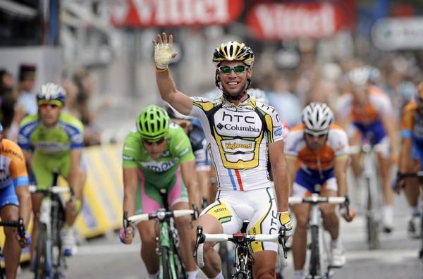 Mark Cavendish (HTC - Columbia) wins his second consecutive stage on the Champs-&Eacute;lys&eacute;es.