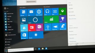 Uma foto mostrando o menu de desktop do Windows 10 mostrando resultados de pesquisa e ladrilhos