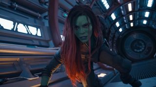 Gamora nimmt in Guardians of the Galaxy 3 eine Kampfstellung ein