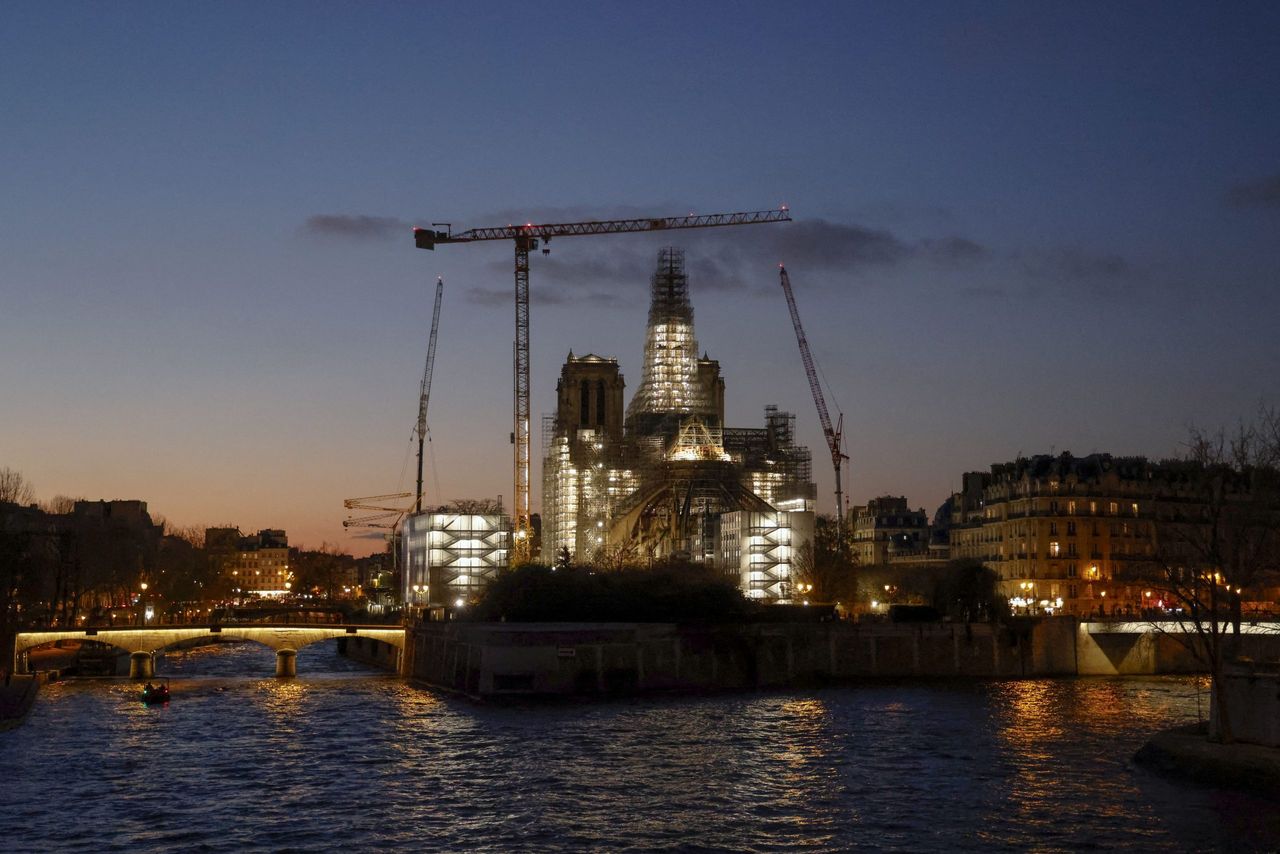 Inspiring progress: A picture taken on November 28, 2023 shows the wooden structure of the new spire in place at Notre-Dame de Paris Cathedral. This spire is being reconstructed to be identical to the original one, destroyed in the fire of April 15, 2019 (Photo by Ludovic MARIN / AFP).