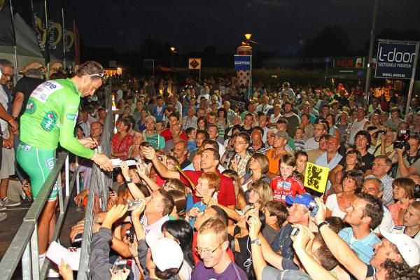 Petacchi signs autographs for the adoring crowd