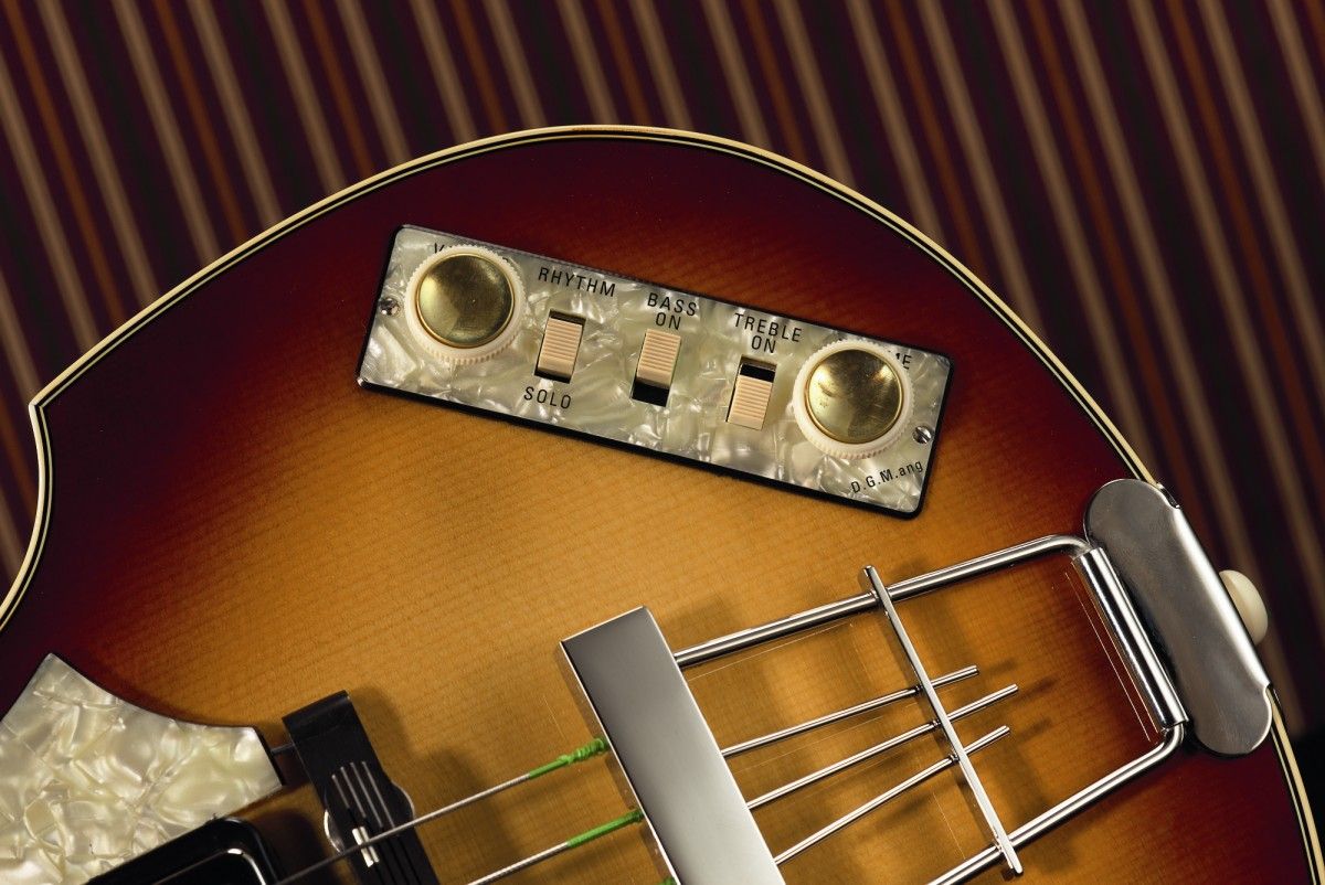 The 500/1 Violin's pearloid control centre