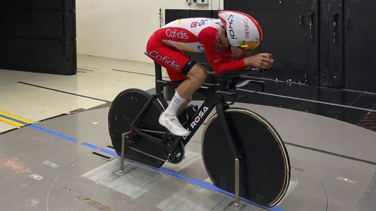 Elia Viviani with all-new De Rosa TT bike