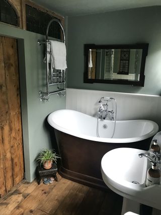 small ensuite ideas with bath