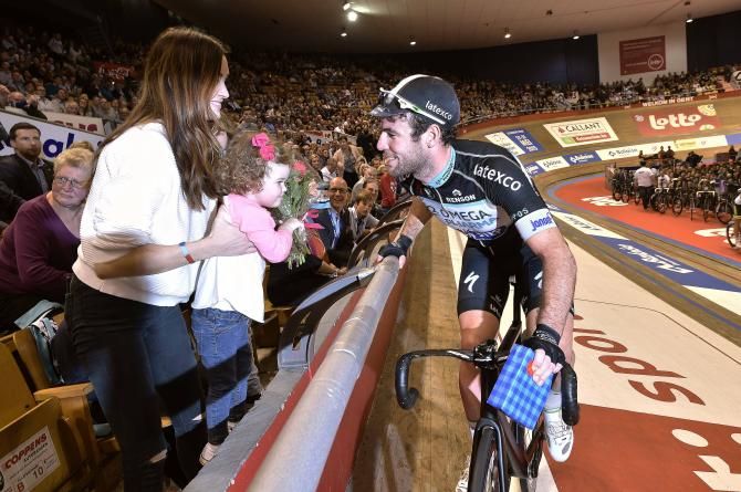 Mark Cavendish pops over to say hello to his daughter Delilah