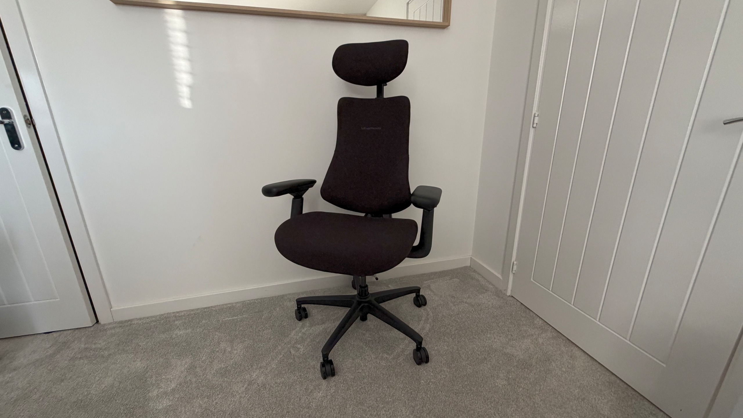 The LiberNovo Omni SE in black in a home office setting