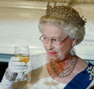 Queen Elizabeth II toasts US President George W. Bush after remarks at the start of a White House State Dinner for the British monarch and Prince Philip 07 May 2007 in Washington, DC. The queen last visited the United States in 1991 when Bush's father was president.