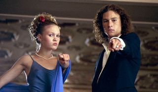 10 Things I Hate About You Julia Stiles and Heath Ledger pointing