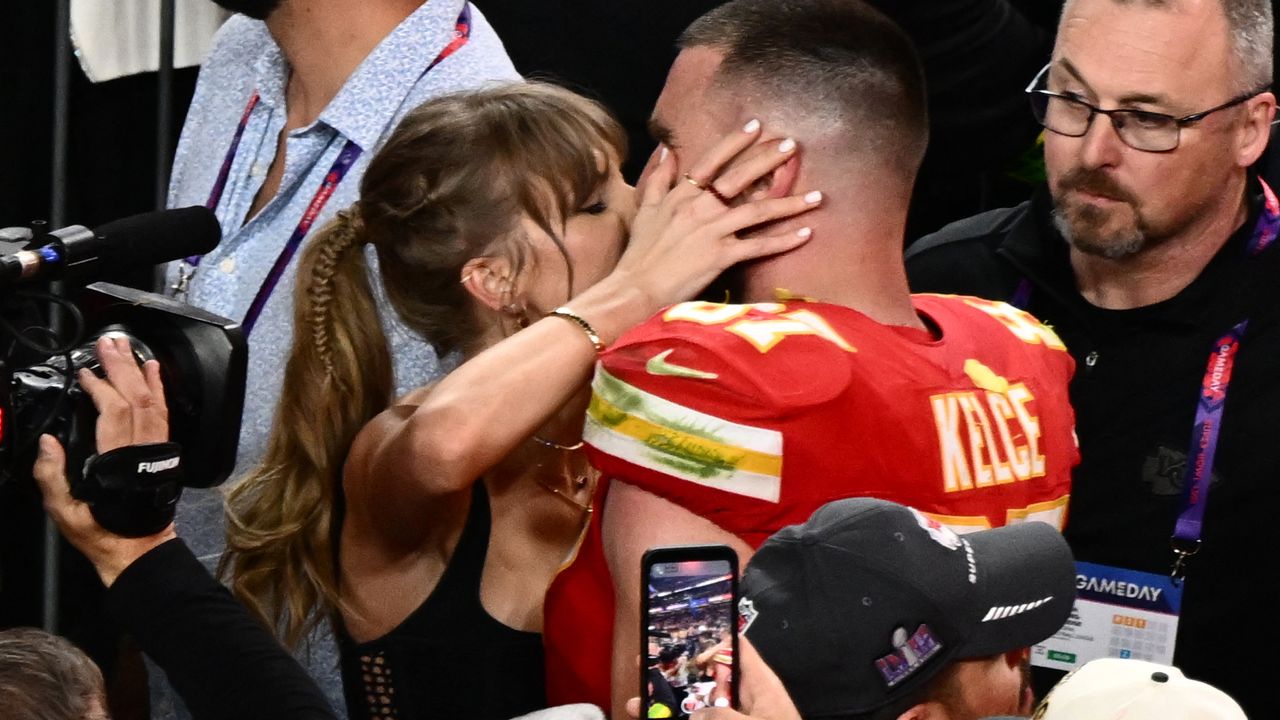 Taylor Swift kisses Travis Kelce