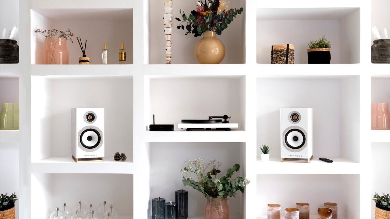 Triangle Capella on a white bookshelf