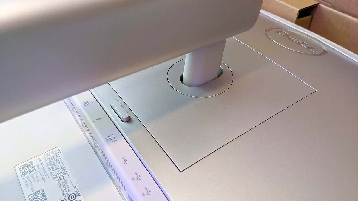 Dell Ultrasharp 34 Curved Monitor detach monitor from stand button.