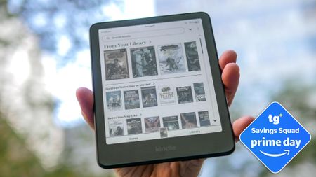 Kindle Colorsoft 2024 held in hand