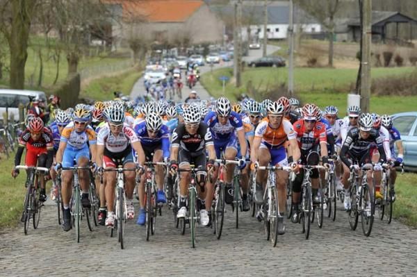 The peloton at Omloop Het Nieuwsblad