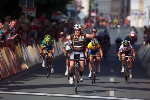 Ina-Yoko Teutenberg (Team Specialized-lululemon) sprints to her second straight stage victory.