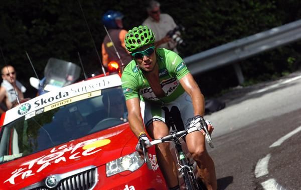 Thor Hushovd (Cervelo TestTeam) attacked to reach the intermediate sprint lines first.