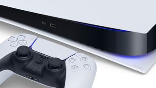 Hjørne af en PS5 med to synlige porte samt en PS5 controller