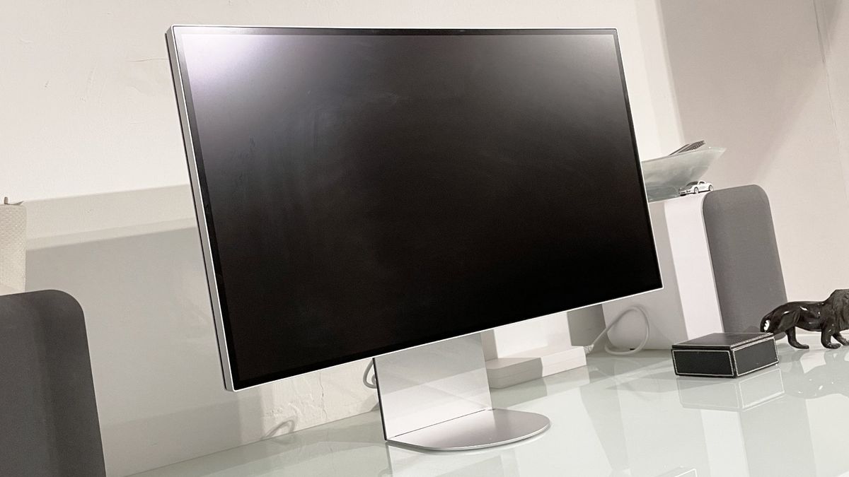 LG UltraFine 6K Evo 32U990A in a home office during our review