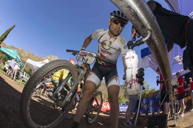 Christoph Sauser (Burry Stander-Songo) refills his waterbottle