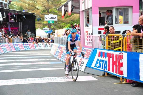 Ryder Hesjedal (Garmin-Barracuda) moves into the pink jersey.