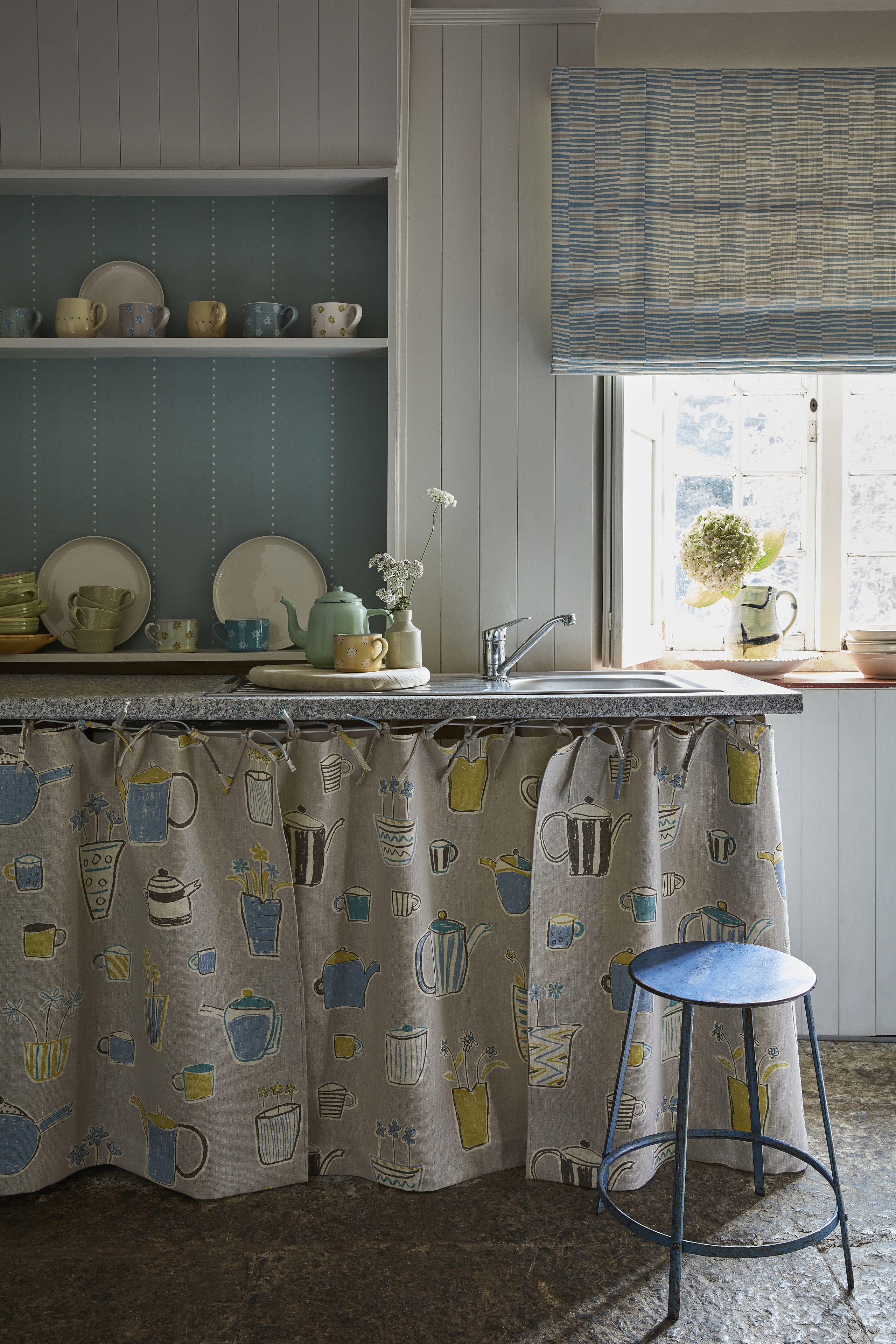 køkken med gardiner på basisenhed af Vanessa Arbuthnott
