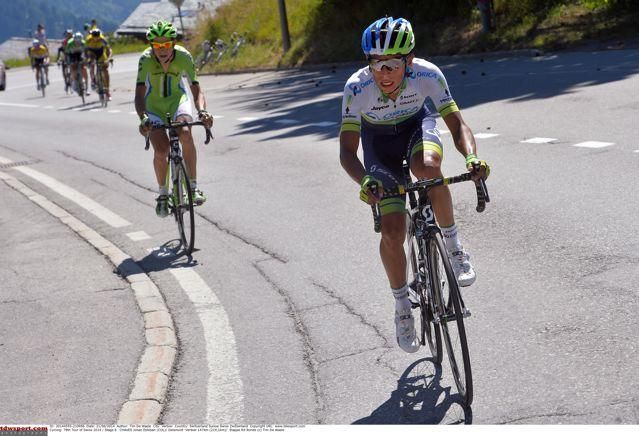 Johan Esteban Chaves (Orica-GreenEdge) distances Davide Formolo (Cannondale)