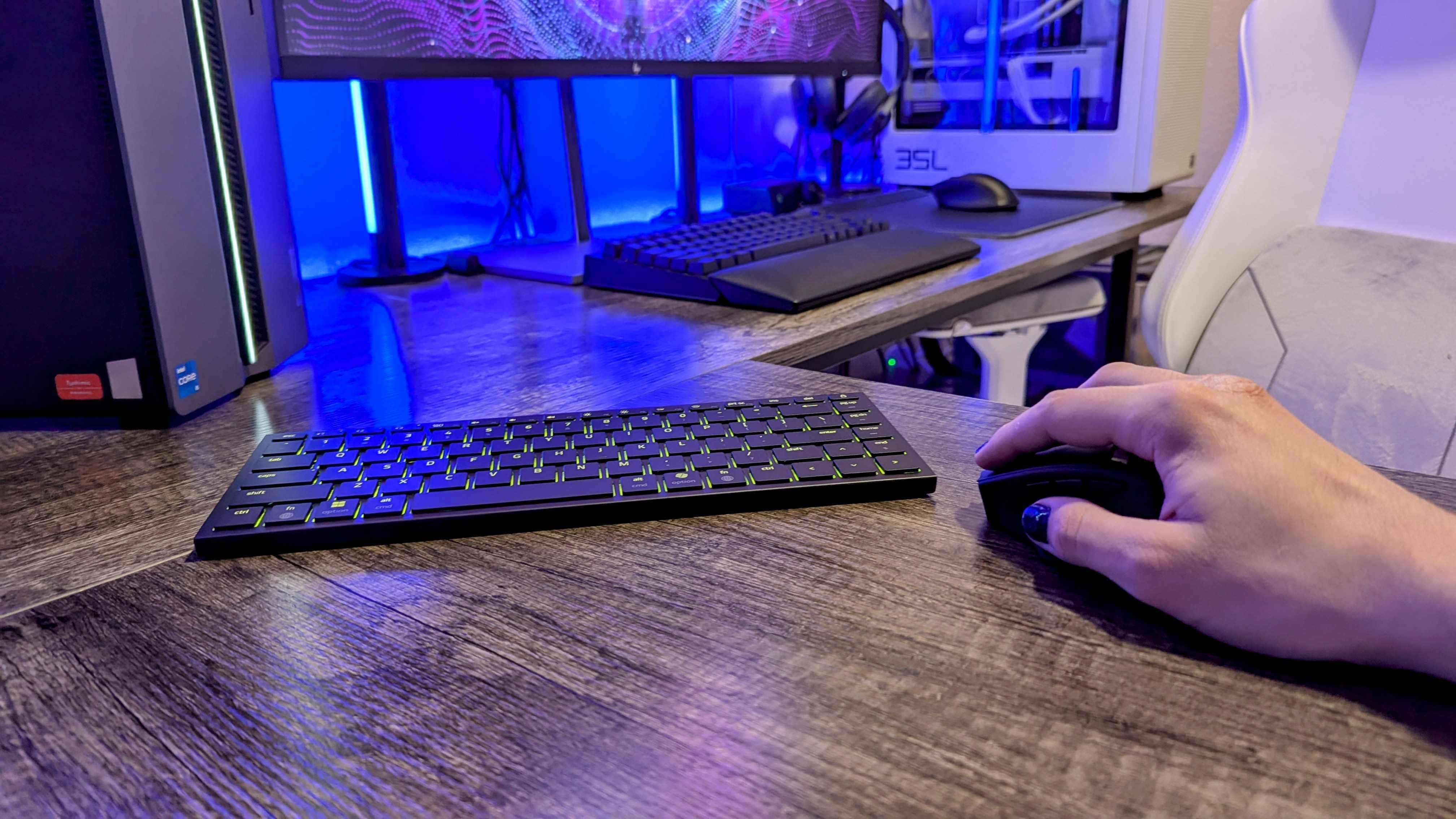 Image of the Razer Basilisk Mobile wireless mouse and Razer Joro wireless keyboard.
